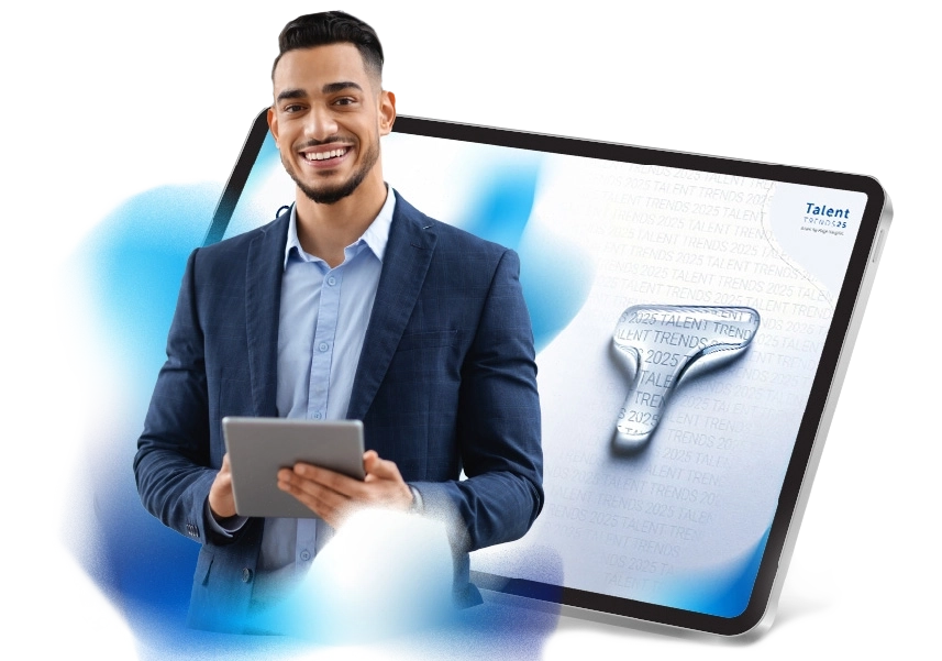  Um homem sorridente com um tablet nas mãos está em frente à imagem de um tablet que exibe a página inicial do Talent Trends.