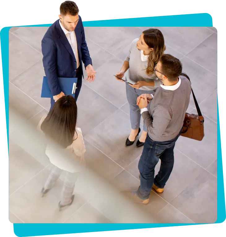 Talent Trends 2026 Brevemente: Imagem com um grupo de pessoas reunidas em traje profissional