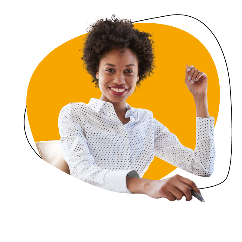 Mulher sorridente com camisa branca, fundo laranja.