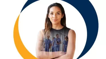 Mulher sorrindo com imagens sobrepostas de profissionais de saúde.