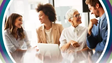 Grupo de pessoas sorrindo e conversando em uma reunião.