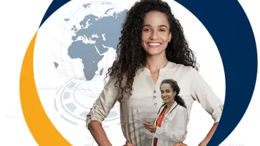 Mulher sorridente com mapa-múndi ao fundo e figura menor de médica.