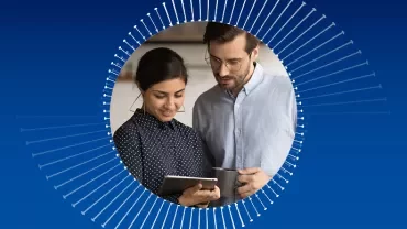 Duas pessoas olhando para um tablet juntas.