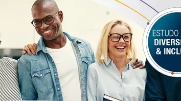 Grupo de pessoas diversas sorrindo. Texto: Estudo sobre Diversidade & Inclusão.