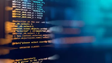 Código de computador colorido em tela, palavras destacadas em roxo e laranja.