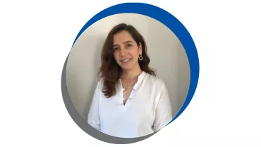 Mulher sorridente com blusa branca, fundo circular azul e cinza.