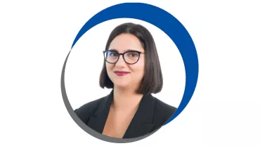 Mulher de óculos com cabelo curto, sorrindo.