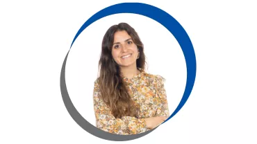 Mulher sorrindo com cabelo castanho, fundo branco, círculo azul e cinza