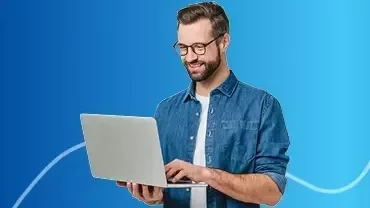 Banner do guia de onboarding com um homem usando um portátil.