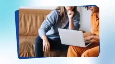 Imagem promocional da publicação «Talent Trends 2026», na qual aparecem duas mulheres a apontar para o ecrã de um computador