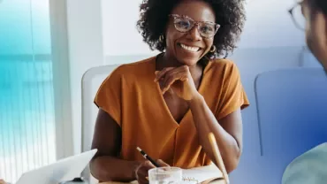 Uma mulher sorridente a contratar um interim