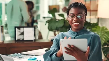 Profissional sorridente reflete sobre os próximos passos na carreira.
