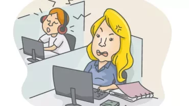 Mulher loira irritada com som alto de colega usando fones de ouvido.