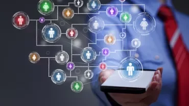 Conceito de rede social com ícones conectados, segurados por uma mão.
