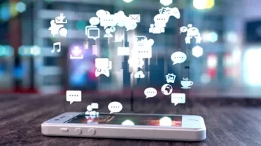 Smartphone com ícones de aplicativos flutuando acima