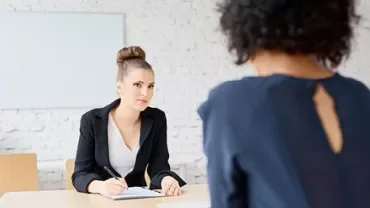 Mulheres em reunião de negócios em um escritório moderno.