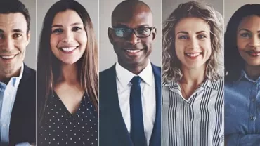 Cinco pessoas sorrindo em uma montagem de fotos.