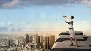 Mulher em roupa formal olhando através de telescópio em telhado alto de arranha-céus.