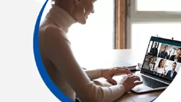Mulher em videoconferência no laptop.