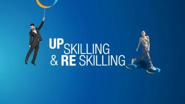 Homem de terno segurando balão ao lado de texto 'Upskilling & Reskilling'.