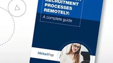 Capa do guia sobre recrutamento remoto com imagem de mulher usando laptop.