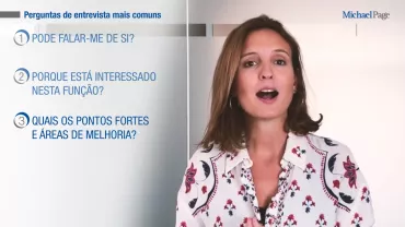 Mulher falando sobre perguntas comuns de entrevista.