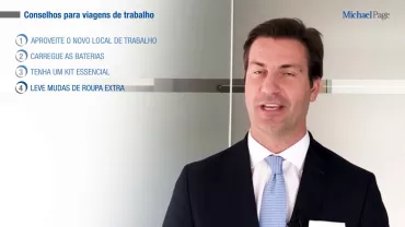 Dicas para viagens de trabalho com lista e pessoa apresentando.