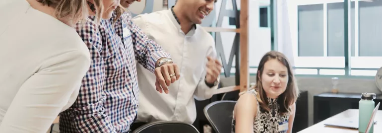 Equipe em reunião de trabalho em escritório moderno.