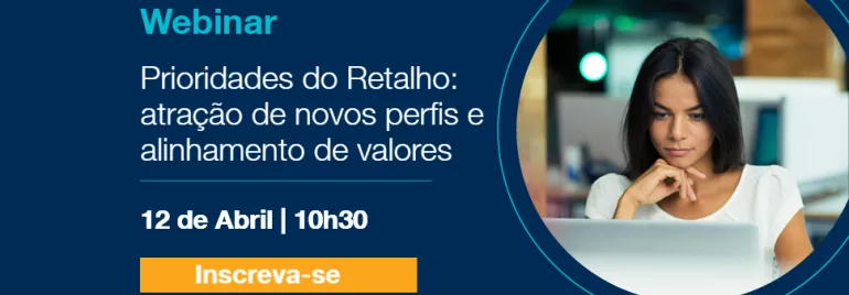 Mulher concentrada no computador ao lado de texto sobre webinar de prioridades do retalho em 12 de abril às 10h30.