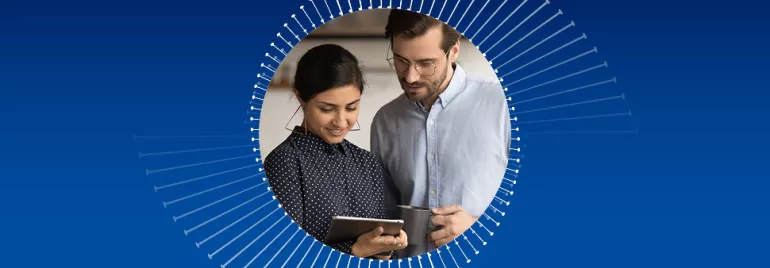 Duas pessoas olhando para um tablet juntas.