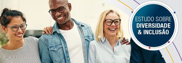 Grupo de pessoas diversas sorrindo. Texto: Estudo sobre Diversidade & Inclusão.