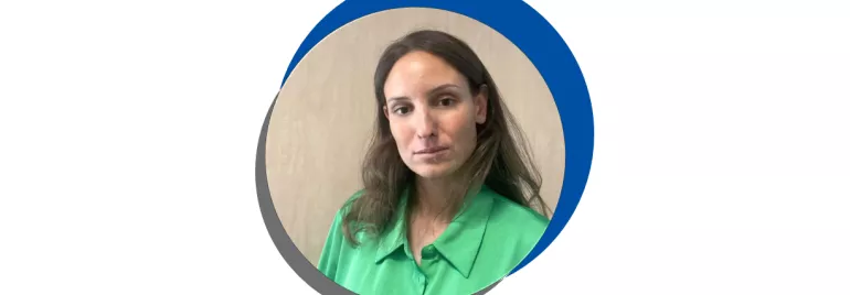 Pessoa com camisa verde dentro de um círculo com borda azul.
