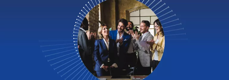 Grupo de pessoas em reunião de negócios, sorrindo e aplaudindo.