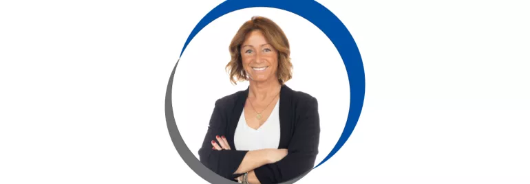 Mulher sorrindo com braços cruzados em círculo azul e cinza.