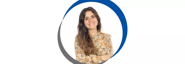 Mulher sorrindo com cabelo castanho, fundo branco, círculo azul e cinza