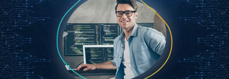 Homem usando óculos trabalhando em um computador com código na tela.