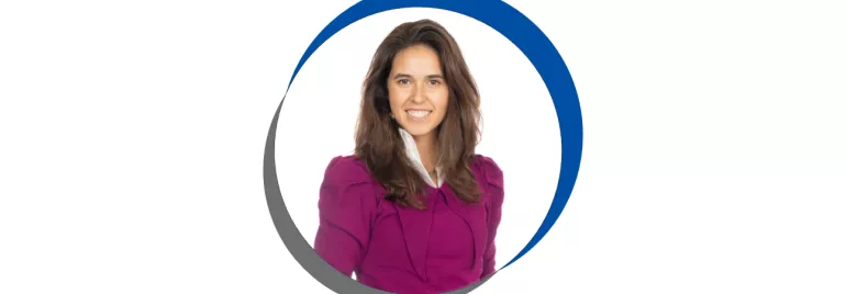 Mulher com um grande sorriso com fundo branco