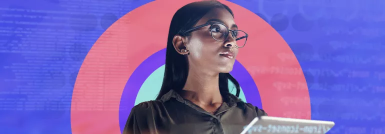 Mulher com óculos segura tablet em fundo colorido com códigos.