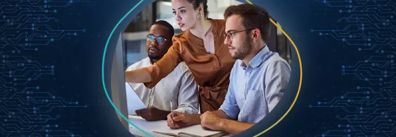 Três pessoas focadas em trabalho colaborativo em frente a um computador.