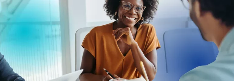 Uma mulher sorridente a contratar um interim