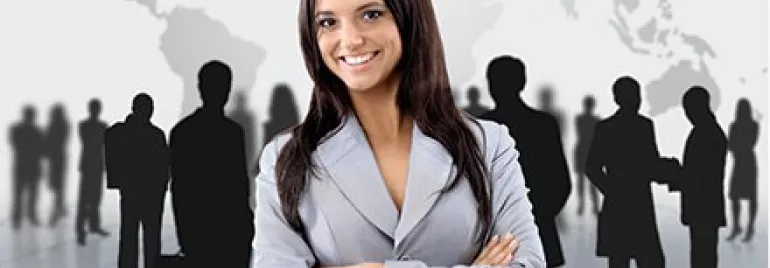 Mulher sorrindo em frente a silhuetas de pessoas de negócios.