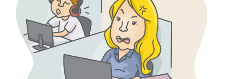 Mulher loira irritada com som alto de colega usando fones de ouvido.