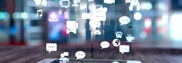 Smartphone com ícones de aplicativos flutuando acima