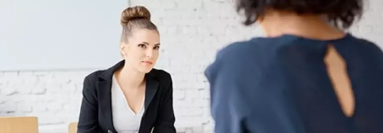 Mulheres em reunião de negócios em um escritório moderno.