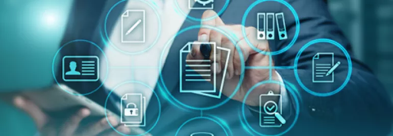 Homem interagindo com ícones digitais de documentos e dados.