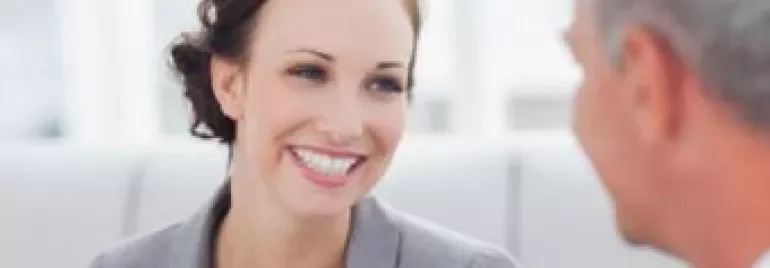 Mulher sorridente conversando com um homem.