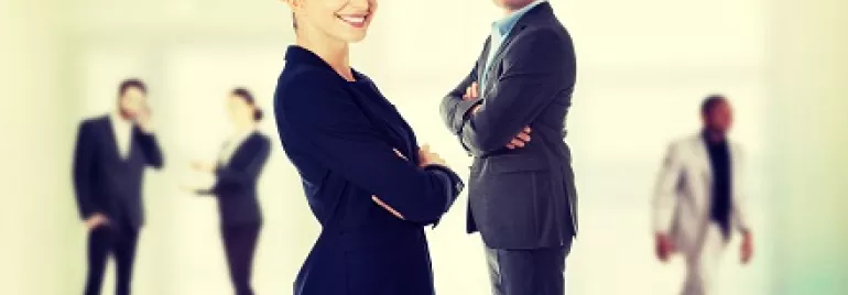 Mulher e homem de negócios sorrindo em escritório.