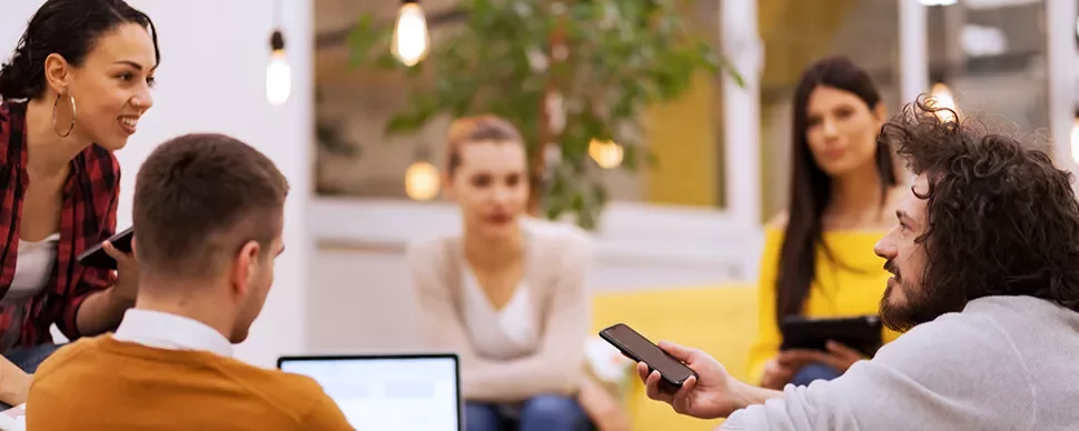 Equipe reunida discutindo ideias na sala de reunião.