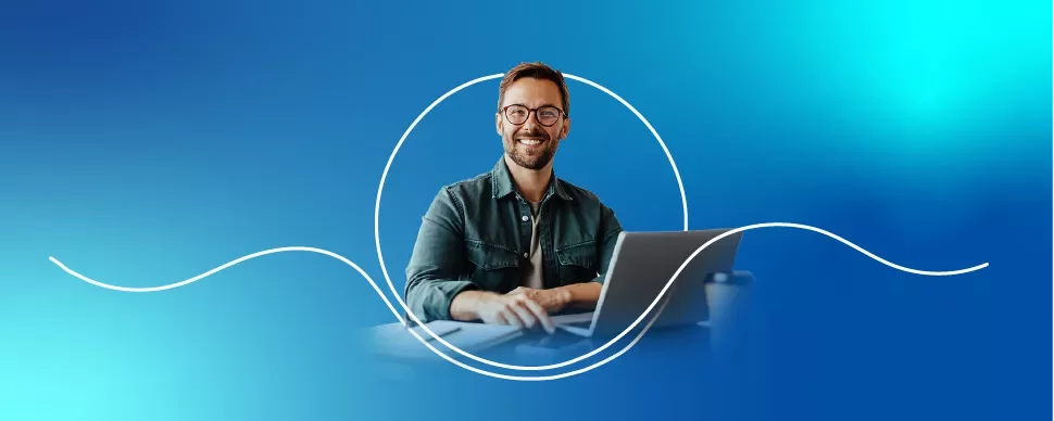 Homem a sorrir à frente à procura de conselhos sobre negociação salarial no seu portátilation tips.