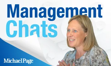 Mulher sorrindo em frente ao texto 'Management Chats' com logo da Michael Page.